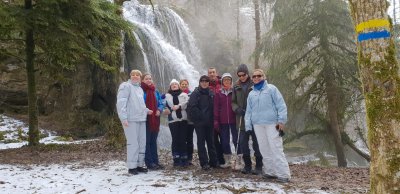 groupe devant cascade
