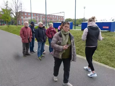 Clara et l'équipe Staarp devant le stade extérieur