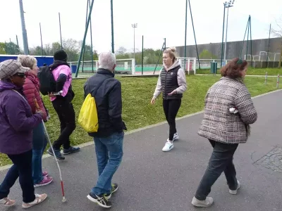 photo Clara et l'équipe Staarp devant le stade extérieur