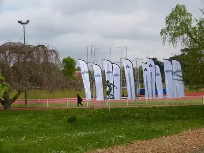 photo de la cage de lancer sur le stade extérieur