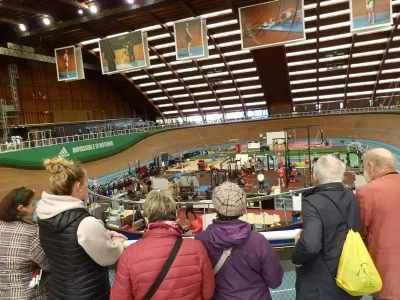 photo de l'équipe Staarp avec Clara devant le Vélodrome