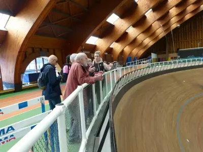 photo de l'équipe Staarp avec Clara devant le Vélodrome 3