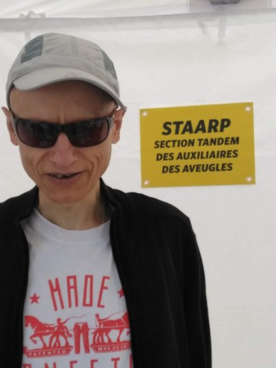 Tous pas pareils tous egaux stand staarp