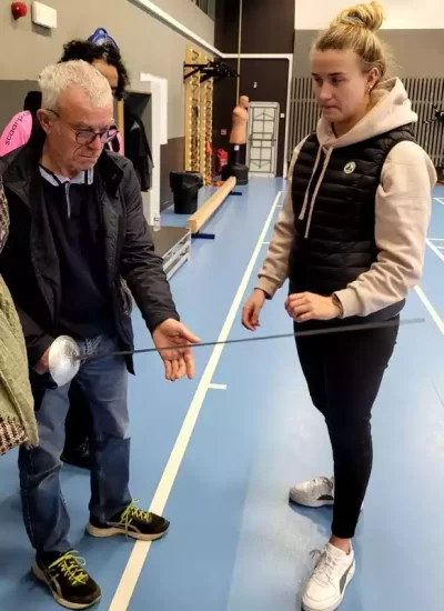 photo de Clara montrant l'épée à Vivian